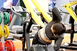 漂亮的中国健身模特足虐狗奴 Pretty chinese girl punish a slave with her feet