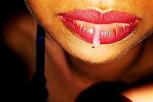 Me mama la verga con labios sexys rojos ella chupa muy bien la verga asta que me corro en sus labios