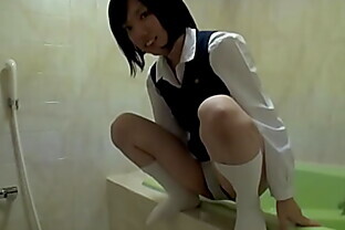 「中３がはじめてオシッコ見せます…」優等生処女が溢れさせた大量ションベン
