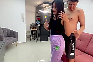 Ayudo a mi sexy hermanastra con sus clases de aerobicos y terminamos follando muy rico y duro.