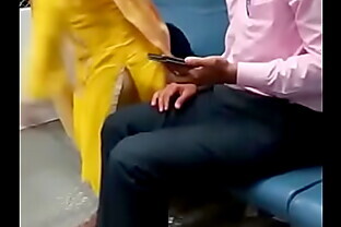 indian mumbai local train girl kissed her boyfriend