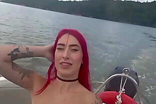 Capitão piça na Lancha com Mary janee em alto mar