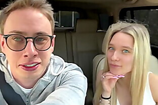 LA TETTONA ITALIANA AZZURRA EYES SI MOSTRA IN TUTTO IL SUO SPLENDORE DENTRO HUMMER DI MAX FELICITAS CHE SI SEGA IN MACCHINA