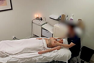 Kendal, MILF with tattoos was convinced to fuck her massage therapist!