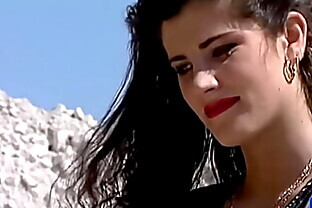 Lucie, secrétaire du chantier, se fait piéger et baiser à la chaîne