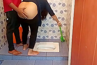 बाथरूम साफ कर रही भाभी को पकड़ कर पेल दिया ! Bhabhi XXX Sex