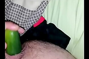 Rico pepino por el culo