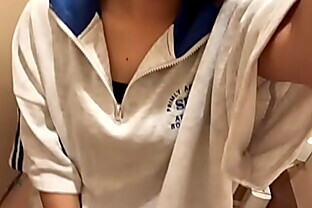 おか◯さんが家にいるから受験前のスト◯スでオナニーしたくなってスーパーのト◯レに行ってオナニーしてびしゃびしゃに濡れる女子◯生。