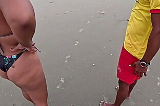 Nicoly safada seduz bombeiro na praia e senta na rola dele no meio do mato