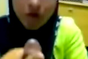 IGO Jilbaber Hisap Kontol Di Kantor