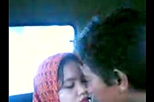 jilbab bercumbu di mobil