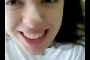 Mia sorella Giulia mi succhia il cazzo prima di uscire con gli amici