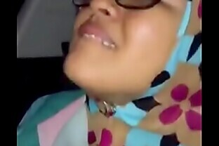 Awek melayu tudung kena jolok dengan B dalam kereta very tight pussy