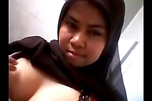 Awek Tudunghitam tudung shows her fat pussy