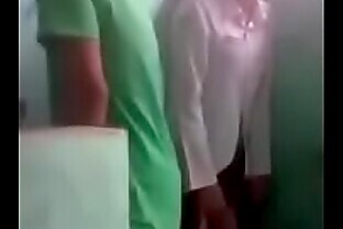Janitor inupakan ang magandang estudyante