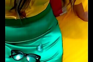 Bem dotado e a crente de saia de cetim verde