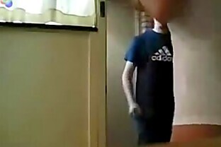 Novinha safada provocando entregador sortudo